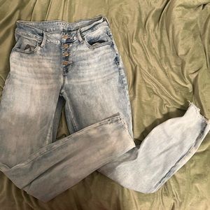 High rise jeans. Light washed color. Worn a couple time. Size S REG.
